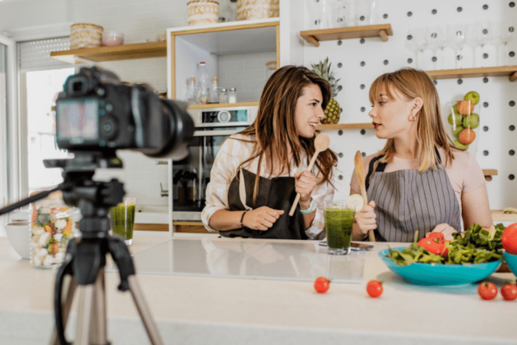 influenceuses qui cuisinent ensemble pour produire du contenu vidéo