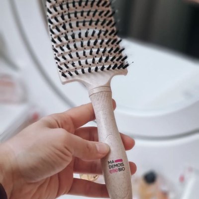 Publication Instagram de Chaima pour Mademoiselle Bio, la brosse démêlante experte en main