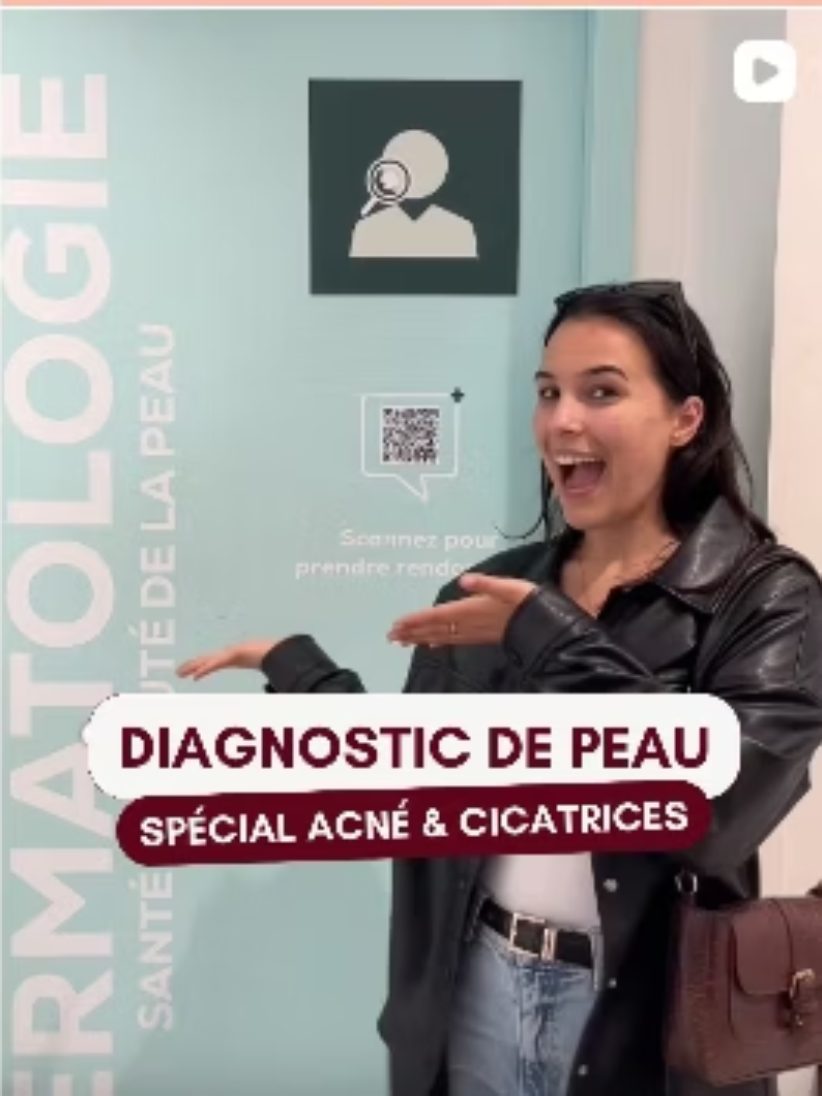Une créatrice devant l’espace diagnostic de peau d’une pharmacie