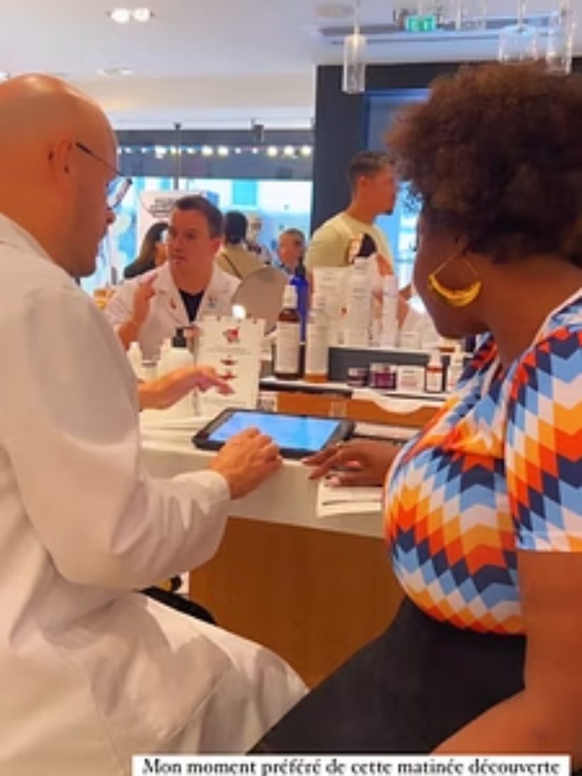 Masterclass en officine, un pharmacien présente des produits à une ambassadrice