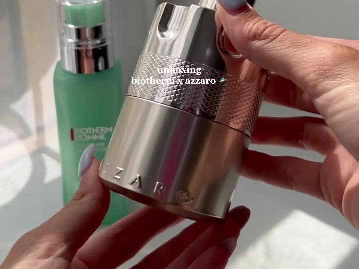 Gel Aquapower de Biotherm Homme et parfum Azzaro Wanted entre les mains d’une ambassadrice