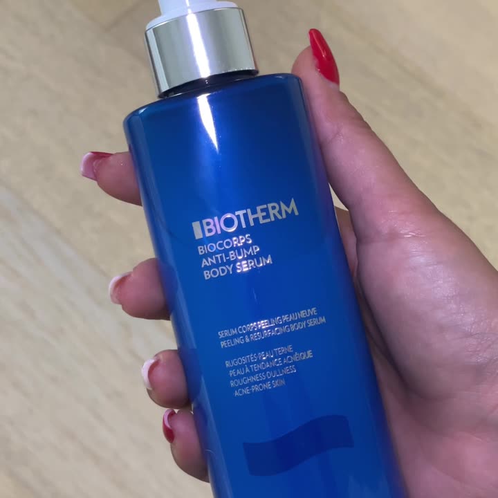 Sérum corps Biocorps de Biotherm présenté en gros plan par une ambassadrice
