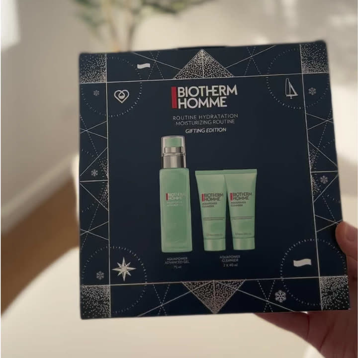 Coffret Aquapower de Biotherm Homme tenu par une ambassadrice