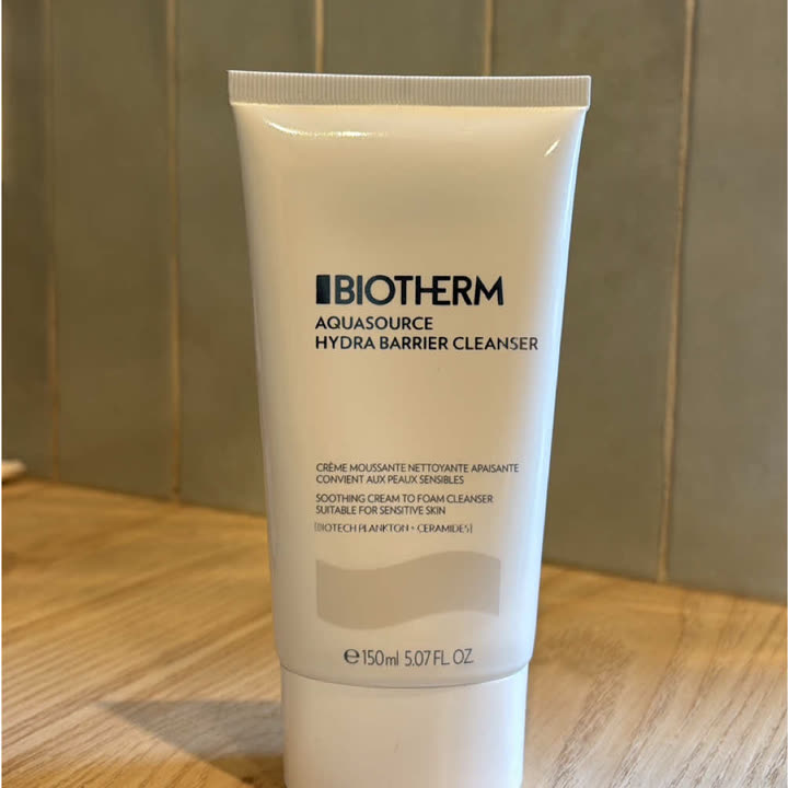 Nettoyant Aquasource Hydra Barrier de Biotherm photographié par un ambassadeur