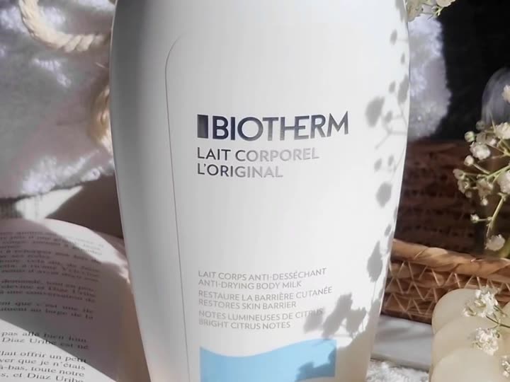 Flacon de Lait Corporel L’Original de Biotherm photographié par une ambassadrice