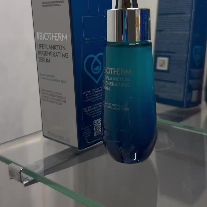 Sérum Life Plankton de Biotherm posé sur une étagère de salle de bain