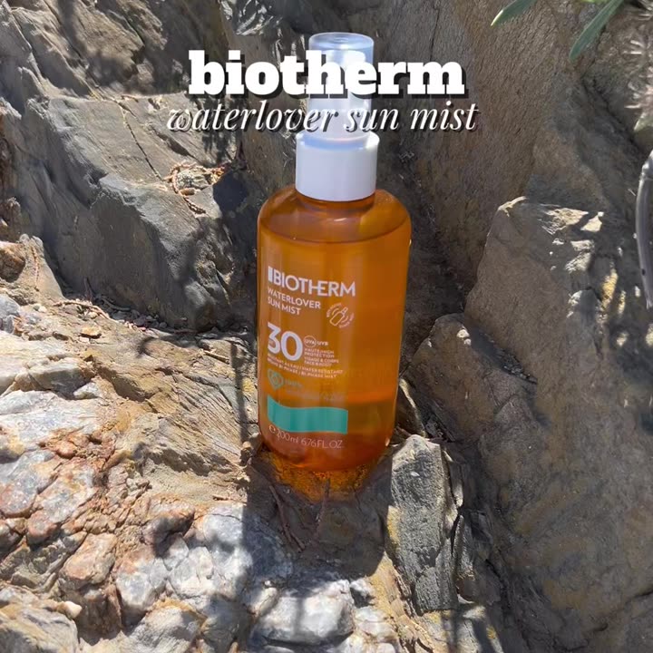 Brume solaire Waterlover de Biotherm posée sur un rocher en bord de mer
