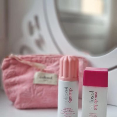 Mousse Chantilly et Eau de Lait Collosol posées devant un miroir, photographiées par une ambassadrice