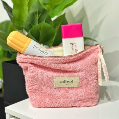 Trousse de toilette rose Collosol garnie de soins, photographiée par une ambassadrice