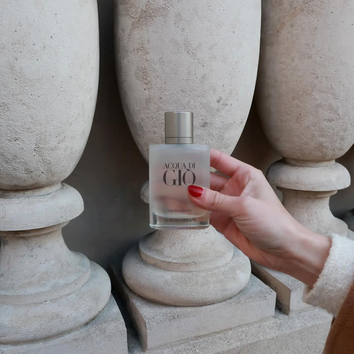 Flacon Acqua di Giò de Giorgio Armani tenu par une ambassadrice