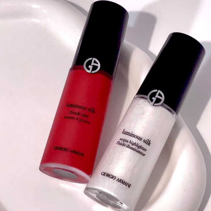 Blush et highlighter Luminous Silk de Giorgio Armani photographiés par une ambassadrice