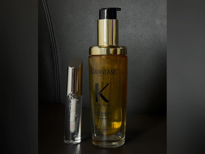 Le gloss Prisma Glass de Giorgio Armani et l’huile Elixir Ultime de Kérastase, photographiés par une ambassadrice