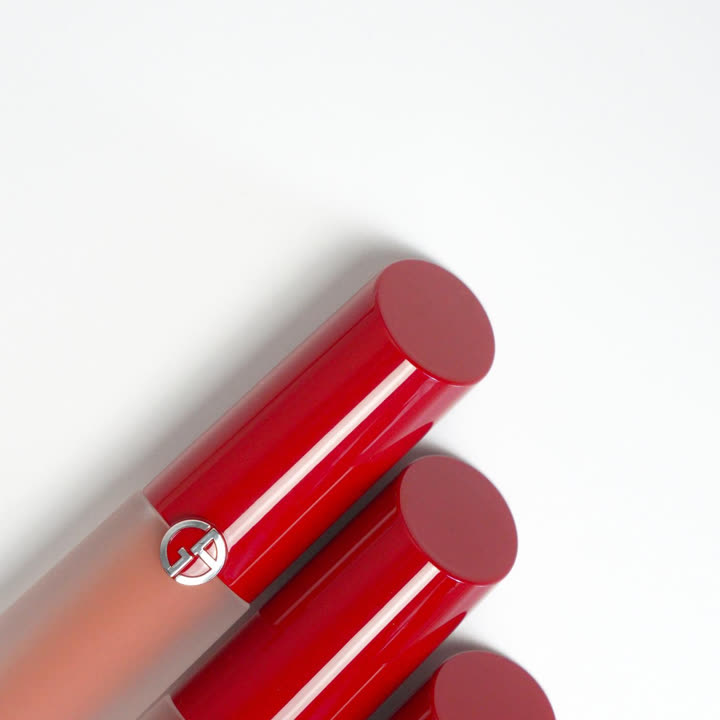 Rouges à lèvres Lip Maestro Satin de Giorgio Armani photographiés par une ambassadrice