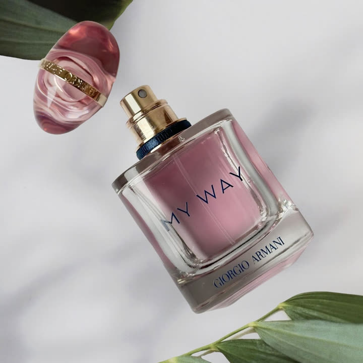 Flacon du parfum My Way Nectar de Giorgio Armani photographié par une ambassadrice