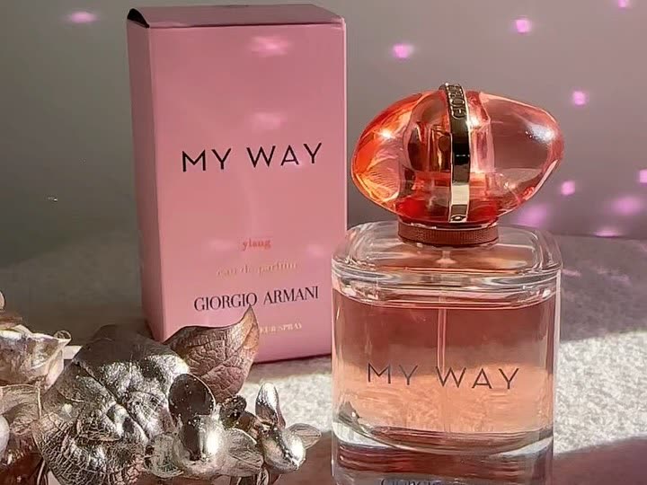 Flacon et étui du parfum My Way Ylang de Giorgio Armani, photographiés par une ambassadrice pour la campagne avec Marionnaud
