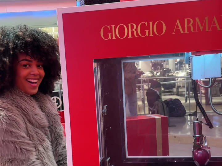 Une ambassadrice devant le stand Giorgio Armani du pop-up des fêtes à Westfield Les 4 Temps