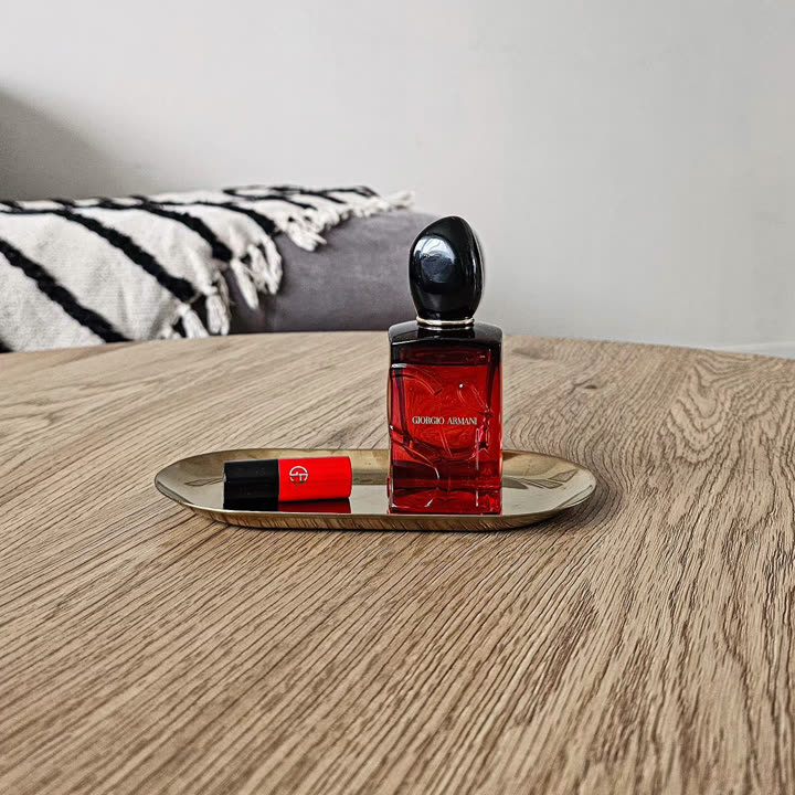 Flacon Sì Passione Intense posé sur une table, photographié par une ambassadrice