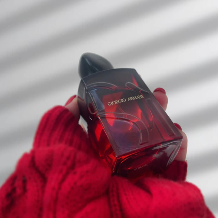 Une ambassadrice tient le flacon Sì Passione Intense