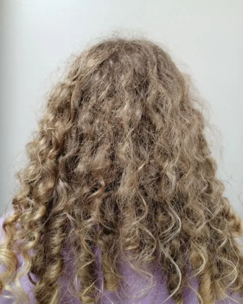 Cheveux bouclés avant la routine Boucles Sublimes, photo jointe à un avis d'ambassadeur