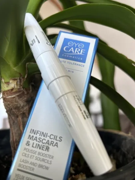 Photo d'ambassadrice avec le sérum cils Infini-cils d'Eye Care Cosmetics