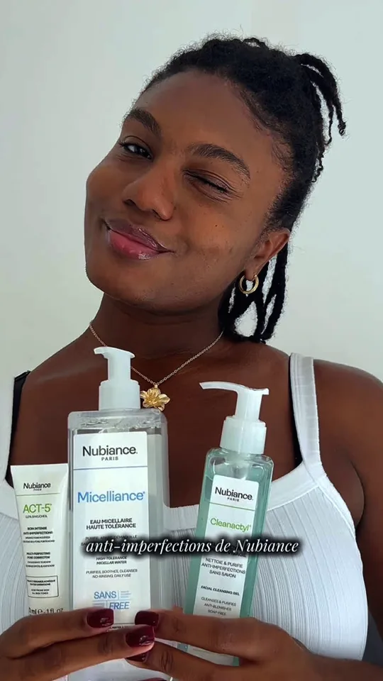 Ambassadrice Nubiance souriante, ses soins en main