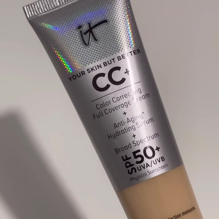 Tube de CC Crème IT Cosmetics photographié par une ambassadrice