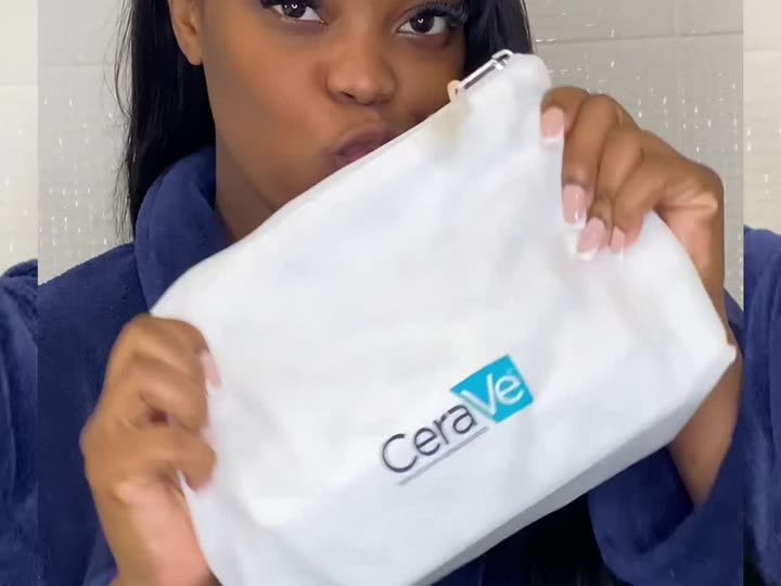 Une ambassadrice présente la trousse de la routine CeraVe et IT Cosmetics