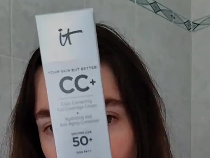 Une ambassadrice présente la CC Crème reçue lors de la campagne avec Essie