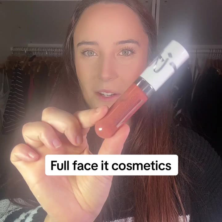 Une ambassadrice présente un gloss IT Cosmetics pendant son maquillage