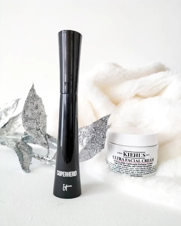 Le mascara SuperHero et la crème Ultra Facial de Kiehl’s, photographiés par une ambassadrice