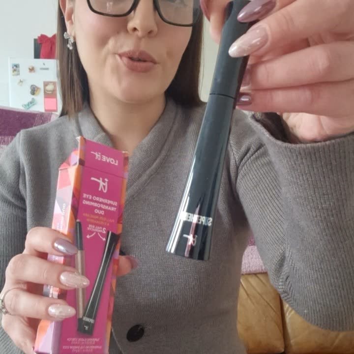 Une ambassadrice présente le mascara SuperHero et son coffret