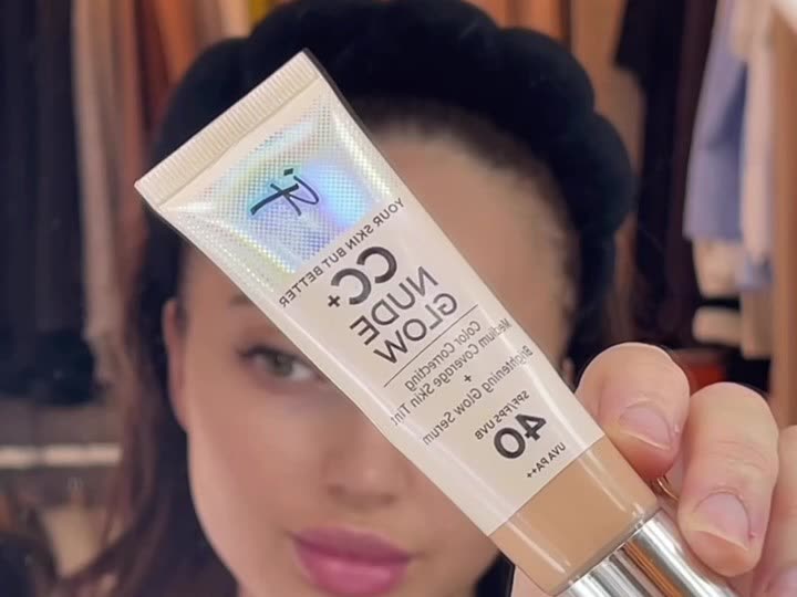 Une ambassadrice présente la CC Crème Nude Glow lors de la campagne avec Nocibé
