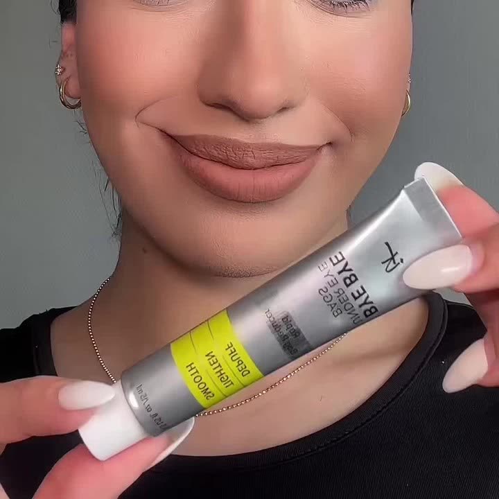 Une ambassadrice présente le soin Bye Bye Under Eye Bags