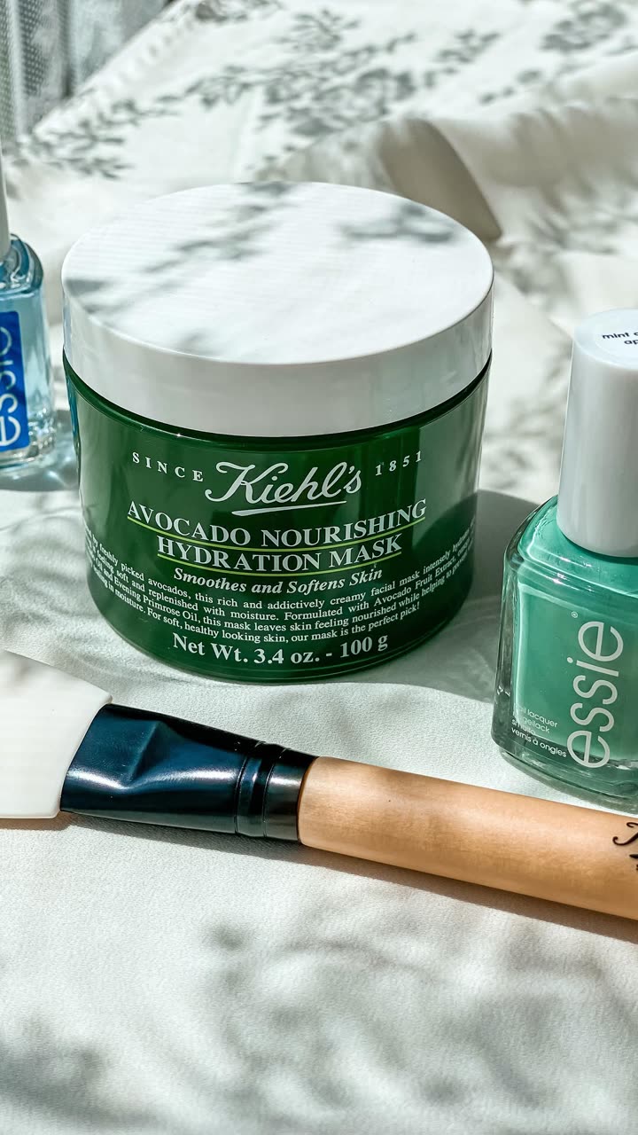 Masque hydratant à l’avocat Kiehl’s et vernis Essie posés côte à côte