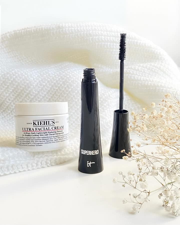 Crème Ultra Facial Kiehl’s et mascara Superhero d’IT Cosmetics photographiés par une ambassadrice