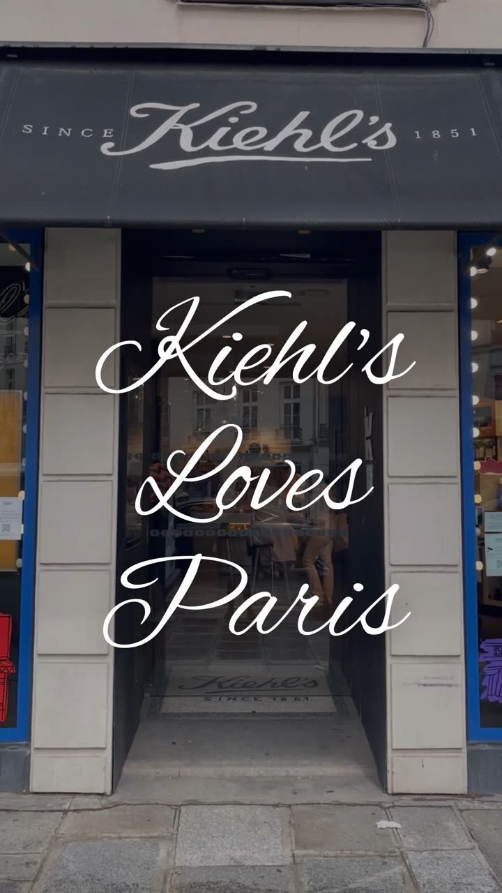 Devanture de la boutique parisienne Kiehl’s habillée aux couleurs de Kiehl’s Loves Paris, photographiée par une ambassadrice