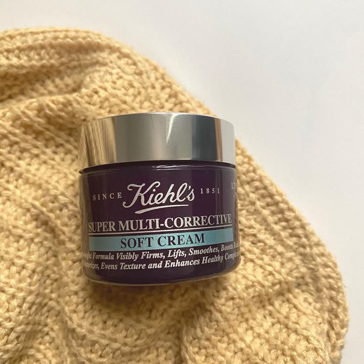 Pot de crème Super Multi-Corrective Soft Cream de Kiehl’s posé sur un plaid