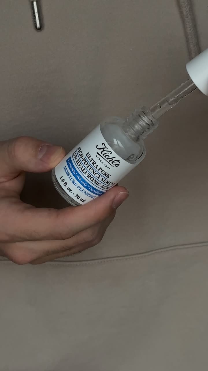 Sérum Ultra Pure de Kiehl’s et sa pipette tenus par une ambassadrice
