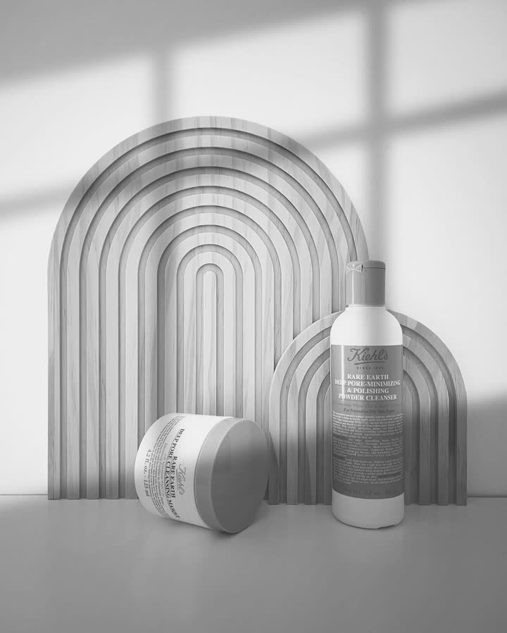 Masque et nettoyant en poudre Rare Earth de Kiehl’s posés sur une étagère