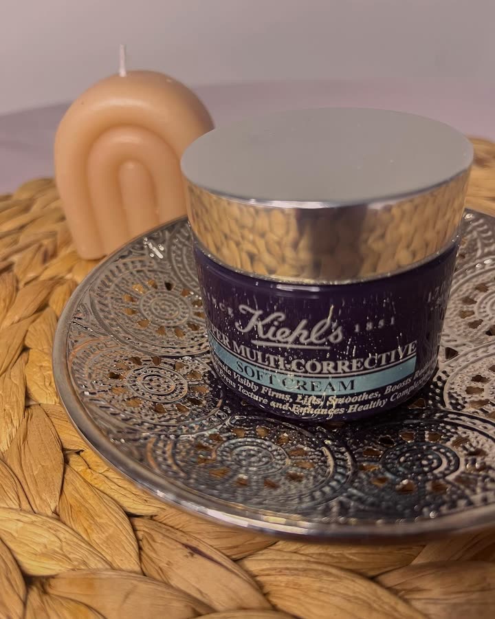 Pot de crème Super Multi-Corrective Soft Cream de Kiehl’s posé sur une assiette, photographié par une ambassadrice