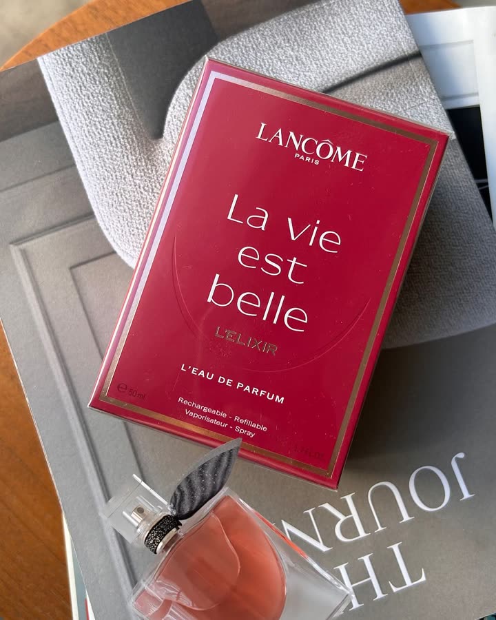 Coffret et flacon de La vie est belle L’Elixir de Lancôme photographiés par une ambassadrice