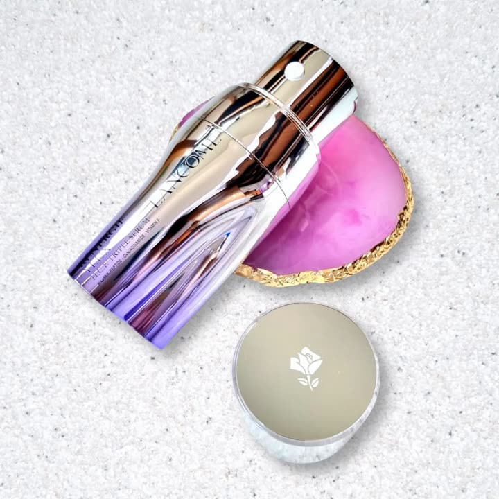 Rénergie Triple Sérum Yeux de Lancôme posé à côté d’un pot de crème