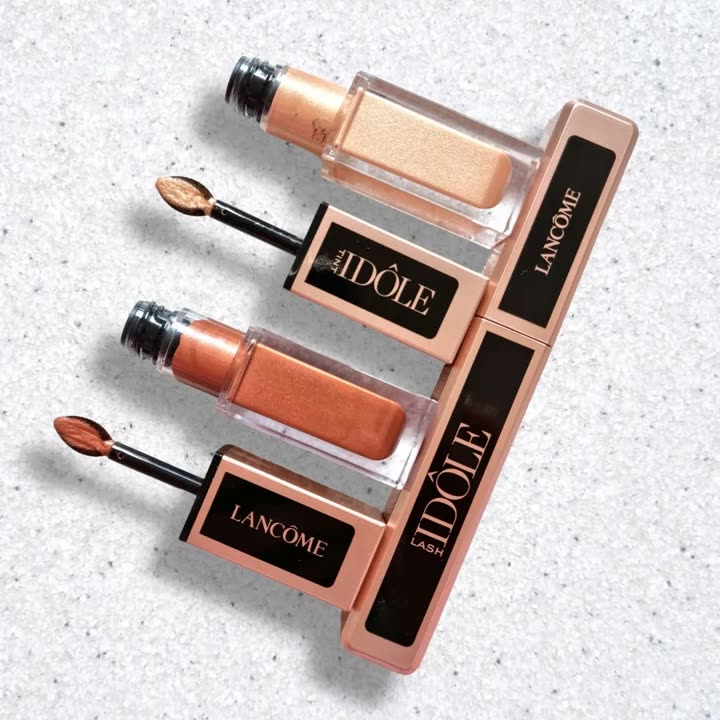 Deux ombres à paupières liquides Idôle Tint de Lancôme et leur applicateur