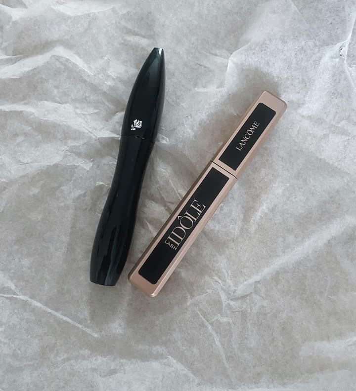 Mascaras Hypnôse et Lash Idôle de Lancôme posés sur un papier froissé