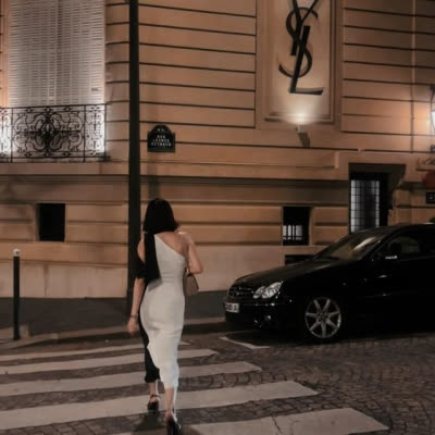 Une ambassadrice en tenue de soirée, parfum Black Opium Over Red