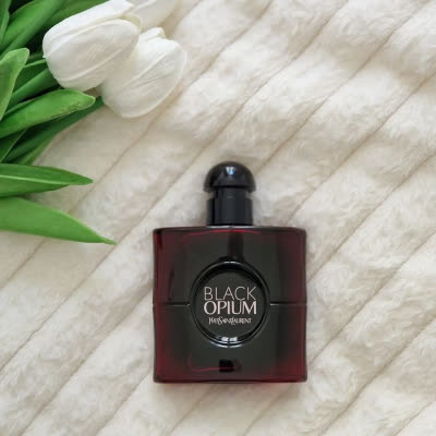 Flacon Black Opium de YSL Beauty photographié par une ambassadrice