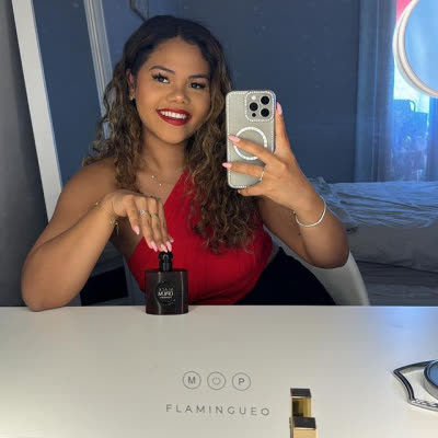 Une ambassadrice présente le coffret Black Opium Over Red