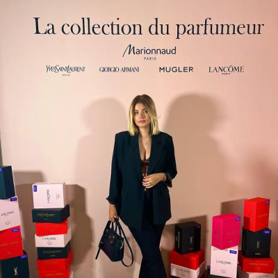 Soirée La collection du parfumeur avec Marionnaud : une ambassadrice devant le mur des maisons