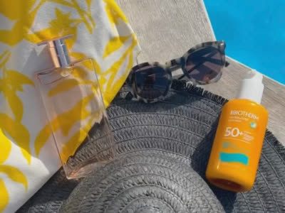 Cabas Nocibé, parfum Idôle de Lancôme et lait solaire Biotherm photographiés par une ambassadrice