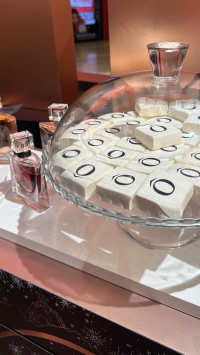 Pop-up des fêtes en centre commercial photographié par une ambassadrice